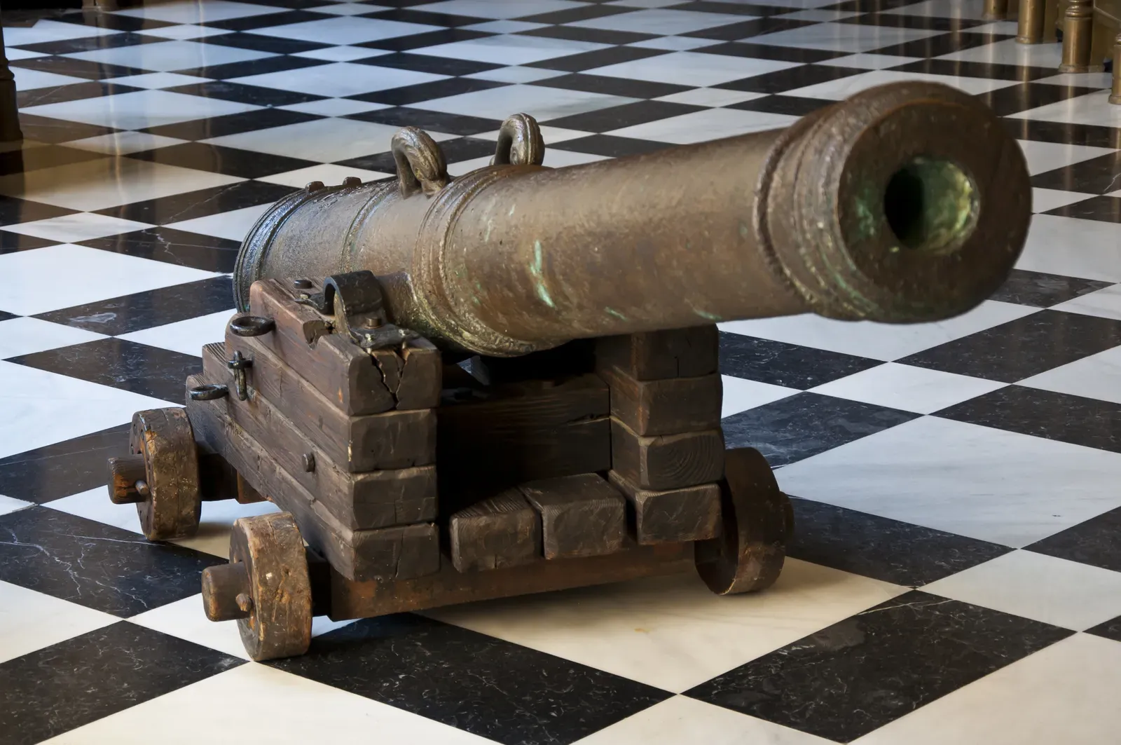 Bronze gun recovered from the Nuestra Señora de Atocha, on display at the Archivo General de Indias in Seville
