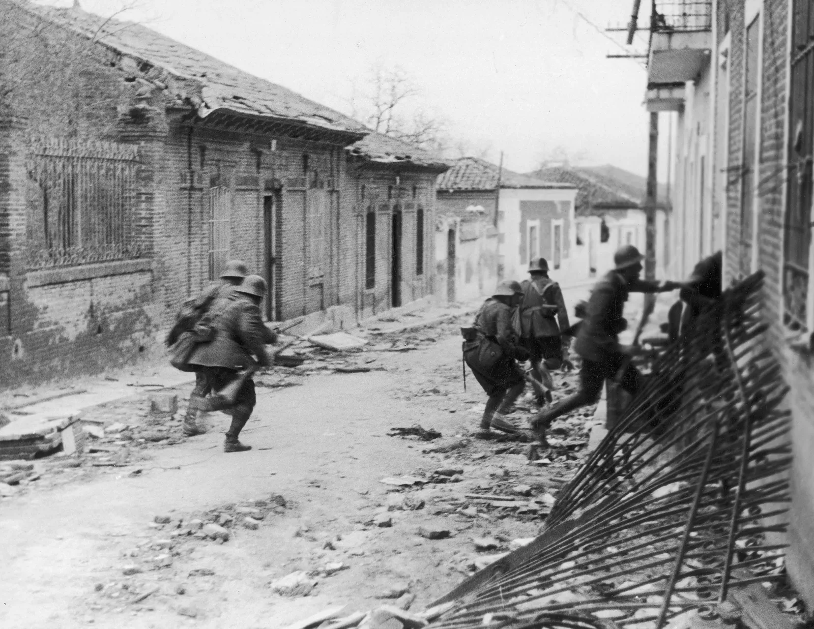 Nationalist soldiers raiding a suburb of Madrid in March 1937