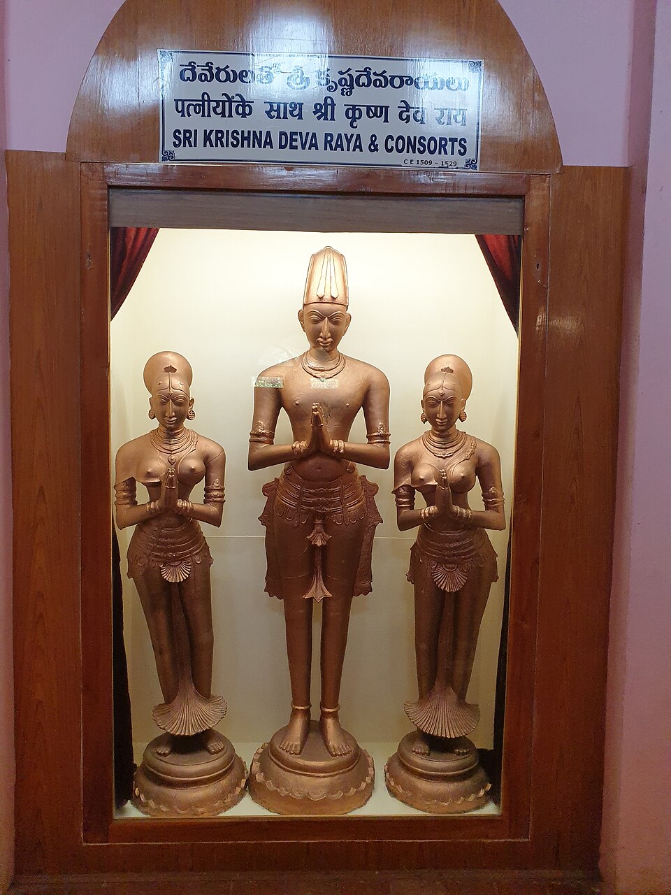 Sculpture of Krishnadevaraya flanked by his wives Chinna Devi and Tirumala Devi, Chandragiri Museum, Andhra Pradesh