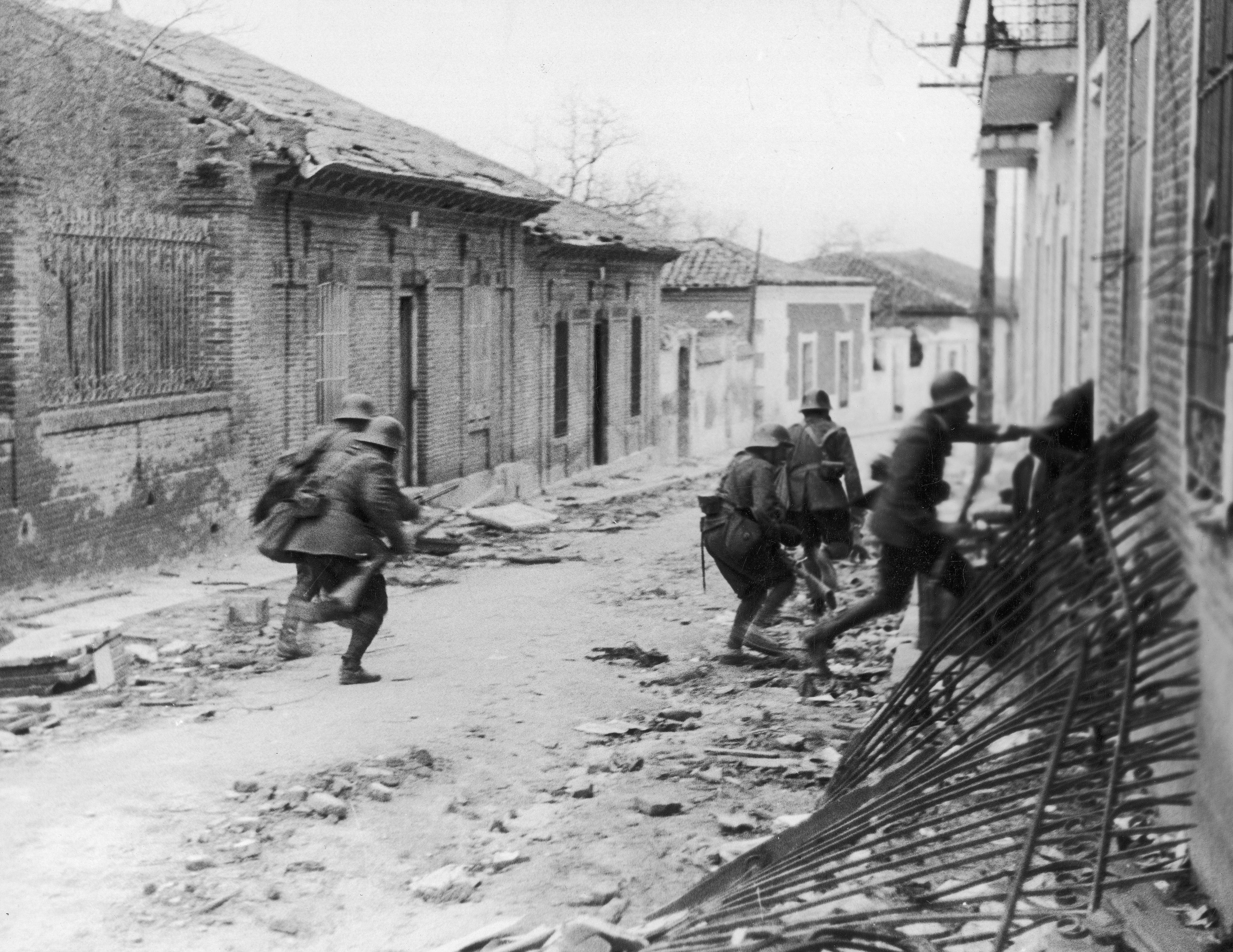 Nationalist soldiers raiding a suburb of Madrid in March 1937