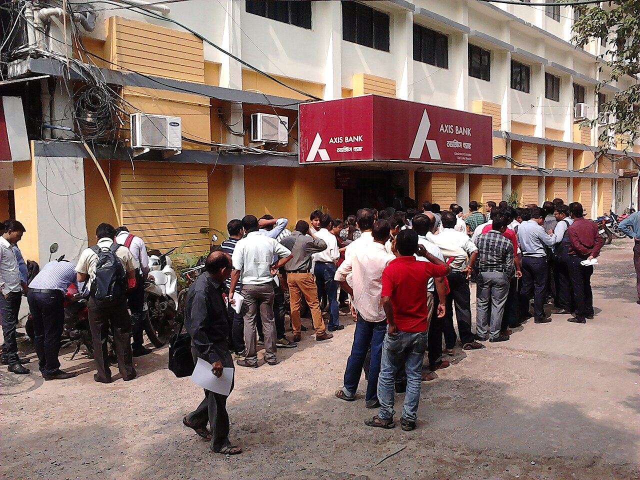 Queue outside a bank in Kolkata during the 2016 withdrawal of India's Rs 500 and Rs 1,000 notes.